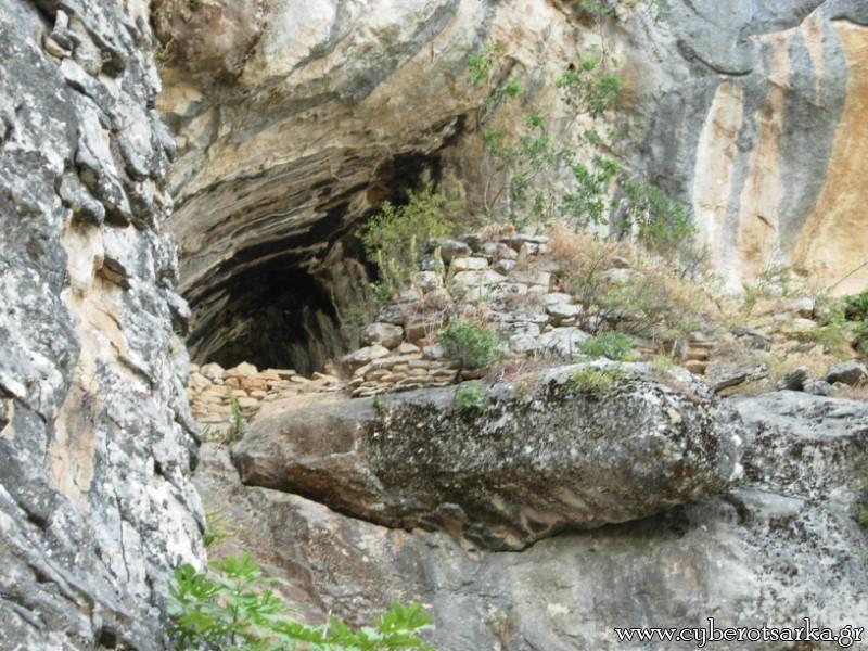 βρέθηκαν είναι περίπου οστά 100μ έχουν σε μήκος σταλεί (βάθος) σ Εφορεία ύψος επάνω Έτσι βρίσκεται