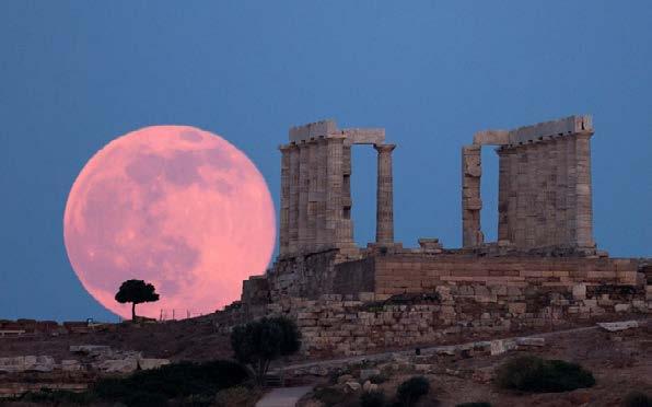 Σε άρθρο της στο BBC, η δημοσιογράφος καταπιάνεται με τη θεωρία ότι η χωροθεσία των ιερών μνημείων των αρχαίων Ελλήνων δεν είναι τυχαία αλλά σχηματίζει νοητούς γεωμετρικούς σχηματισμούς.