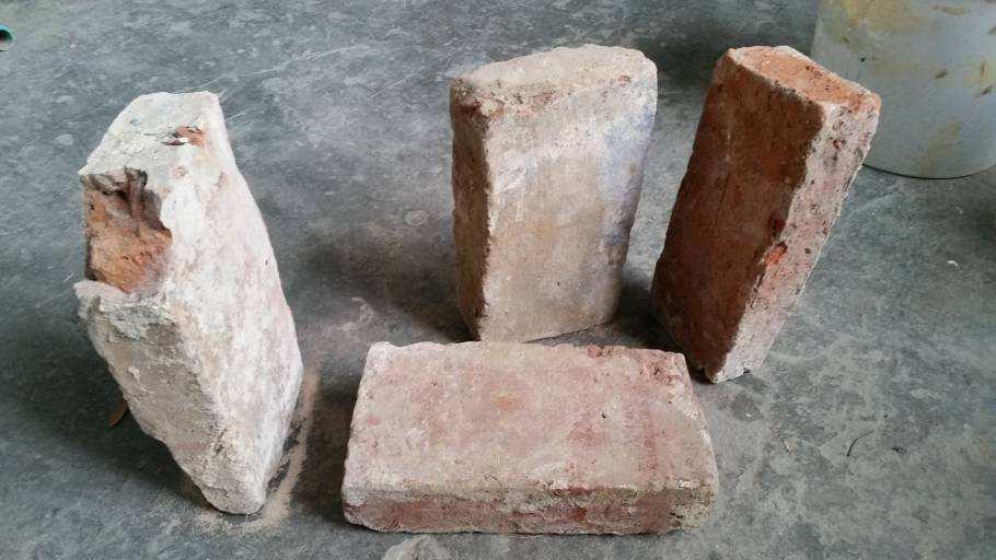Încercări efectuate S-au efectuat măsurători distructive privind calitatea cărămizilor pline din argilă arsă prelevate din pereţii construcţiei supuse expertizării, situată în Timişoara, jud.
