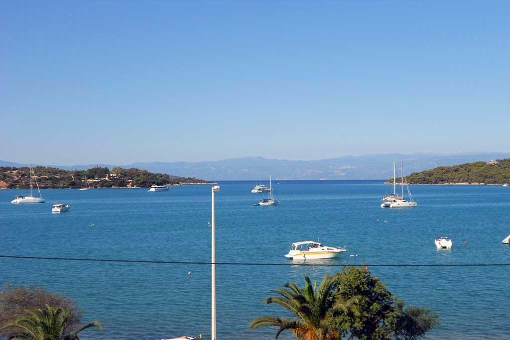 Έκταση γης στη Πετροθάλασσα Αργολίδας Στη Πετροθάλασσα Αργολίδας διατίθεται προς πώληση έκταση γης 77.500 τ.μ. με πανοραμική θέα θαλάσσης.
