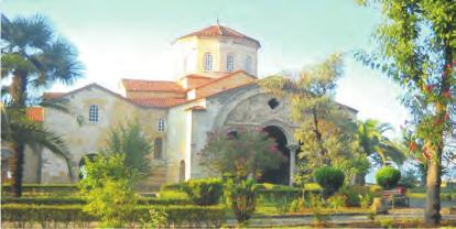 Η Παναγία Θεοσκέπαστος Ο λαξευτός ναός της Παναγίας Θεοσκεπάστου, ένα καθίδρυμα που συνδέθηκε στενά με την οικογένεια του Αλεξίου Γ Μεγάλου Κομνηνού (1349-1390), φέρει έντονη τη σφραγίδα της ταφικής