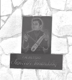 ΤΡΥΓΟ Μ Η Ν Α Σ -Α ΕΡΓΙΤΕΣ -Χ ΡΙΣΤΙΑ Ν Α ΡΤΣ Α ΡΓΟ Ν Α ΥΤΗ Σ 3 Θόδωρος Παυλίδης Κωστίκας Τσακαλίδης Γεννήθηκε στο Γιαννακοχώρι της Νάουσας στις 10 Νοεμβρίου 1957 και ήταν ο πρωτότοκος της οικογένειας