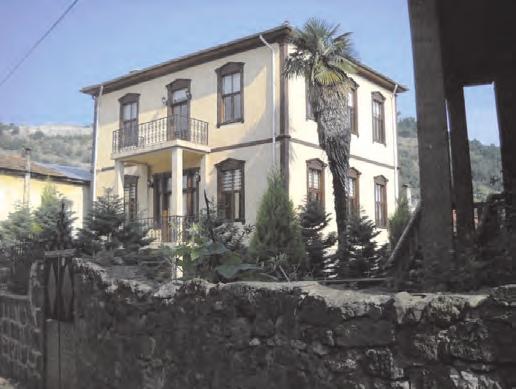 Εδώ, ο γνωστός από την ιστορία για τις γαστριμαργικές του συνήθειες Ρωμαίος στρατηγός Λούκουλλος, κατά τη διάρκεια των Μιθριδατικών Πολέμων δοκίμασε για πρώτη φορά ένα άγνωστο στους Ρωμαίους φρούτο.