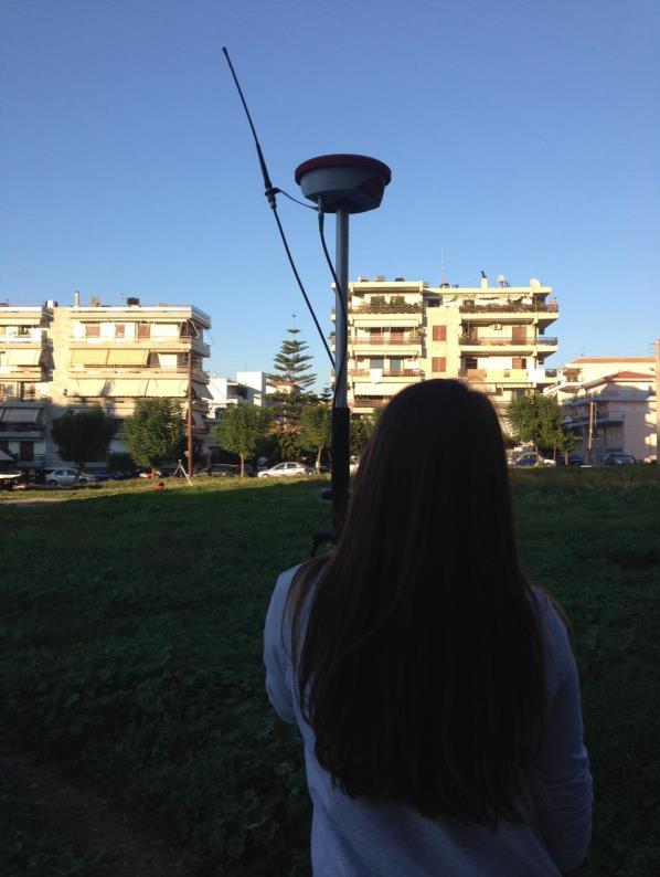 Με την μέθοδο των ορθογώνιων συντεταγμένων, το εμβαδό του οικοπέδου είναι 4.750,72 τ.μ. Οι παρακάτω φωτογραφίες τραβήχτηκαν την ημέρα που πραγματοποιήσαμε την αποτύπωση του χώρου της πλατείας.