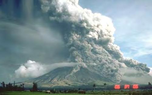 Εικόνα 1. Ηφαιστειακή σκόνη και σωματίδια που εισρέουν στην ατμόσφαιρα εξαιτίας της έκρηξης του ηφαιστείου(πηγή: Ευτύχιος Ξηράκης, Συστήμτα ψήξης με ηλιακή ενέργεια). 2.