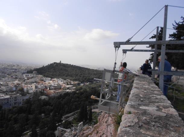 από 2 χειριστές. Στην πλατφόρμα μπορούν να μεταφέρονται και να εργάζονται 2 άτομα. (Εικ.5,6,7).5,6, Διακρίνεται η πλατφόρμα ανάρτησης Εικ.