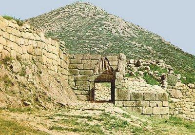 Ένα πασίγνωστο δείγμα πρώιμης οχυρωματικής είναι το «ιερόν πτολίεθρον», η Τροία. Έχει εξακριβωθεί ότι στο σημείο εκείνο υπήρξαν κατά περιόδους εννέα διαφορετικές πόλεις.