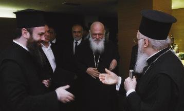 Από τις κορυφαίες στιγμές της πορείας των τριών Ιεραρχών, ήταν όταν νεαρός πρόσφυγας κλαίγοντας γοερά φιλούσε τα χέρια του Πάπα και του Πατριάρχη ζητώντας τους να κάνουν κάτι για να συνεχίσουν να