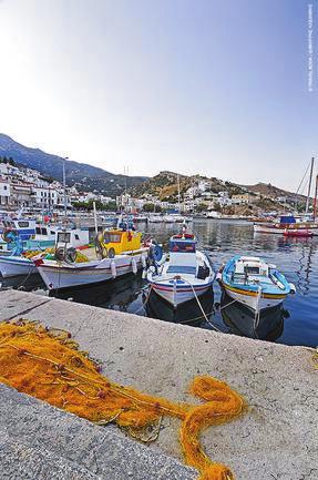 Ξαφνικά πιστεύεις στα βουνά, στους γκρεμούς, στα ανθρωπόμορφα πετρώματα, στις σκιές που φτιάχνουν τα δικά σου σημάδια.