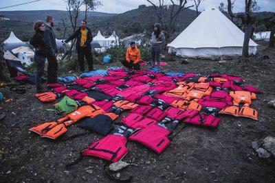 Οι τρεις γιαγιάδες κάθε μέρα κατεβαίνουν στην ακτή, και συμπαραστέκονται μαζί με άλλους αλληλέγγυους πολίτες με όποιον τρόπο μπορούν στους εκατοντάδες πρόσφυγες που καθημερινά φτάνουν από τις