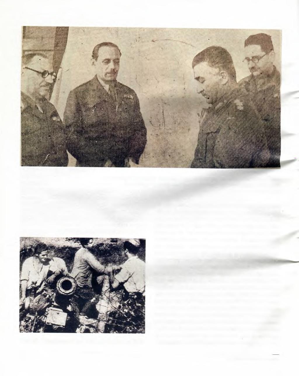 Οι στρατηγοί Στυλιανός Κιτριλάκης (αριστερά) και Θρασύβουλος Τσακαλώτος (δεύτερος από δεξιά) μπροστά στο χάρτη των επιχειρήσεων το 1948.