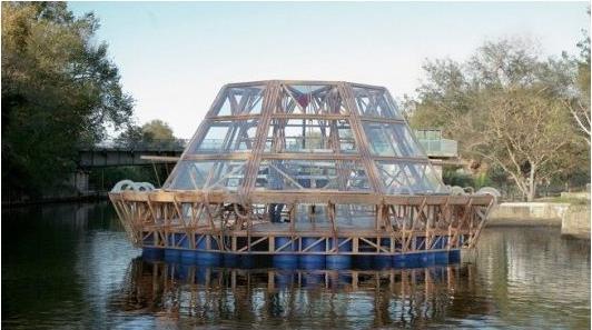Το Jellyfish Barge όπως το ονόμασαν λειτουργεί εκτός δικτύου και παράγει το δικό του καθαρό νερό μέσω ενός συστήματος εν πλω ηλιακής απόσταξης.