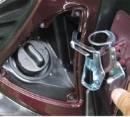 Μην βάζετε διάφορα πρόσθετα στη βενζίνη διότι μπορεί να προκαλέσουν ζημιά στον κινητήρα. Χρησιμοποιείτε αμόλυβδη βενζίνη 91 οκτανίων ή περισσότερων.