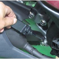 Αλλαγή λιπαντικού κινητήρα Αλλάζετε το λιπαντικό του κινητήρα σύμφωνα με το πρόγραμμα εργασιών συντήρησης.