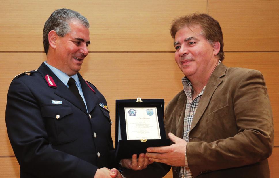 Στο πλαίσιο της τελετής, επιδόθηκαν τιμητικές πλακέτες : Από τον Υπαρχηγό της Ελληνικής Αστυνομίας, Αντιστράτηγο Σπυρίδωνα Παπασπύρου στον Πρόεδρο