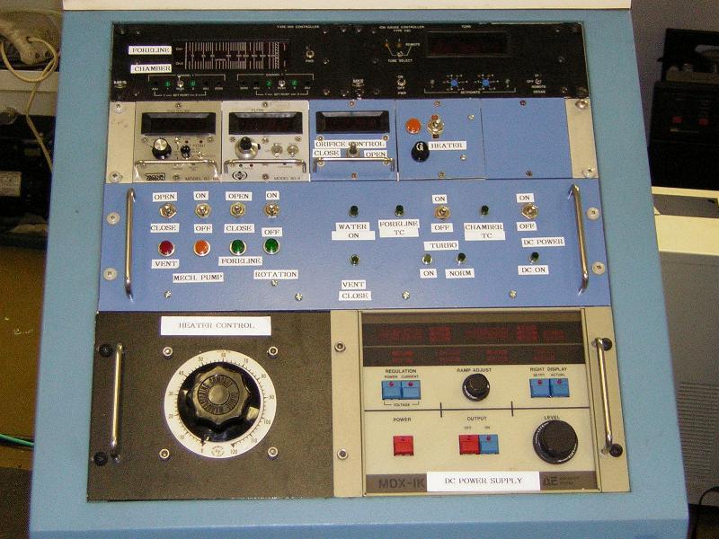 128 Κεθάλαιο 3 ηελ επίηεπμε πίεζεο ~5 x 10-6 Torr απαηηνχληαη πεξίπνπ 6 ψξεο. πλήζσο, γηα ηελ έλαξμε ηεο ελαπφζεζεο απαηηείηαη πίεζε ~7-8 x 10-6 Torr.