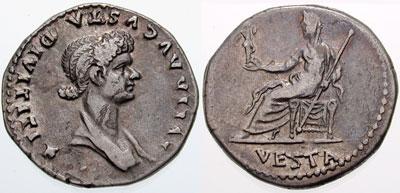 RIC Domitian 220 (Aureus), undatiert (89?) Avers: DIVI IVLIA AVGVSTA, Iulia Titi mit hochgesteckten Haaren und Stephane.