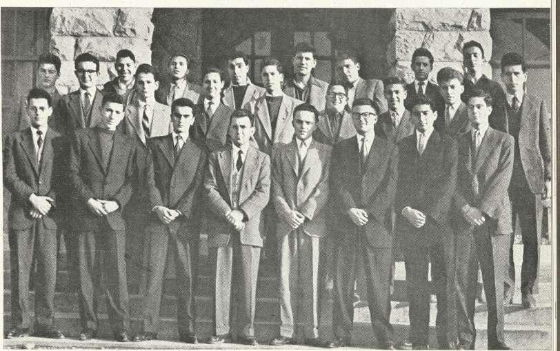 Κοντά παντελόνια, άνασηκωμένα τά μανίκια της μπλούζας, σκονισμένα παπούτσια,άτσαλο παιδικό περπάτημα, στρογγυλά κόκκινα πρόσωπα, άστρωτα