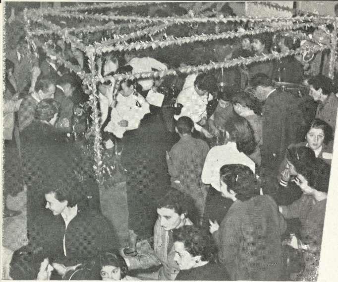 The Bazaar vas under the supervision of diss Lake who acted as advior and co - ordinator.
