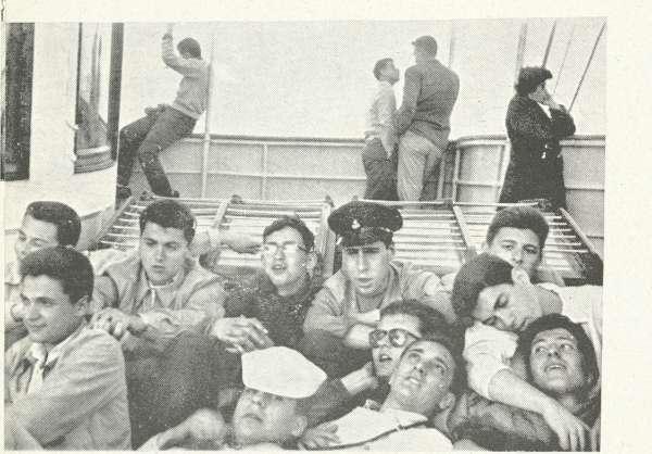 30 τό βραδάκι Νύχτα περάσαμε τήν Αστυπάλαια, έπειτα τήν Πάτμο, στή Λέρο κατεβήκαμε.