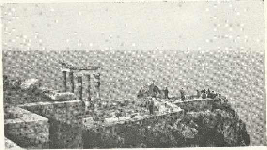 Έτσι, ένώ ό ήλιος κόντευε νά βγή και νά φωτίση τις άχαρακτήριστες φυσιογνωμίες μας, περιπλανιόμασταν ορφανοί κι άξιολύπητοι σ' έναν... Παι. δικό Σταδμό.