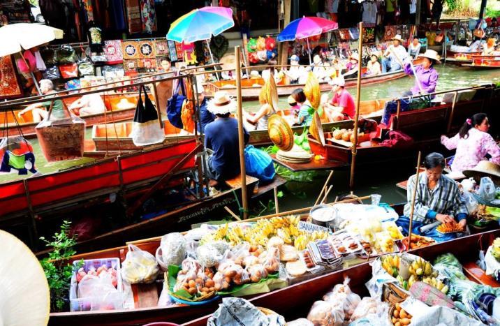 Κοσμοπολίτικη μεγαλούπολη, χαώδης κι εξωτική, η Μπανγκόκ είναι χτισμένη στον ποταμό Τσάο Πράγια ή Μάε Ναμ (Μενάμ) κι ονομάζεται "Βενετία της