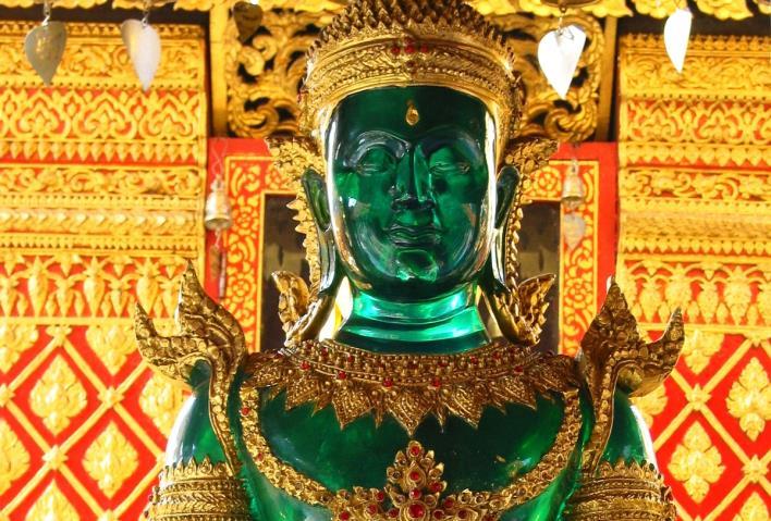 Εδώ βρίσκεται και ο Ναός του Σμαραγδένιου Βούδα με το περίφημο άγαλμα του Βούδα από νεφρίτη (όχι