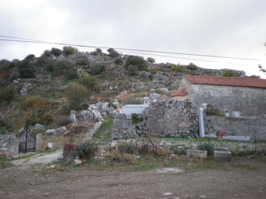 «Επεξεργασία και ερµηνεία των γεωφυσικών δεδοµένων 8 από τον αρχαιολογικό χώρο στην ακρόπολη της Αξού, Ρεθύµνου που βρίσκεται ανατολικά του νεότερου χωριού της Αξού.» 1.