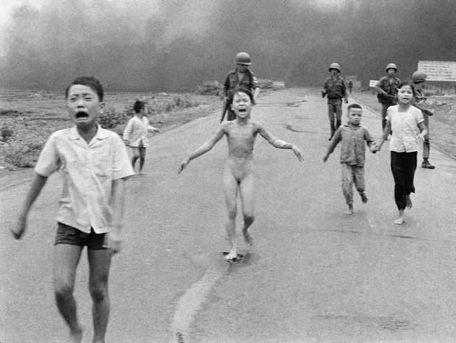Το κορίτσι της Ναπάλμ: Ο άνθρωπος πίσω από τη θρυλική φωτογραφία Νικολέτα Αυλωνίτη Απριλίου 30 2017 09:08 Καθώς συμπληρώνονται 42 χρόνια από το τέλος του πολέμου στο Βιετνάμ, ξεφυλλίζουμε το άλμπουμ