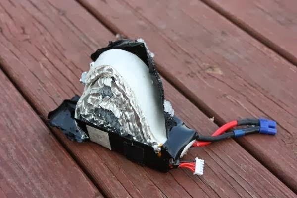 Στην πράξη η τάση φόρτισης ορίζεται στα 4,2V ή στα 4,15V για περισσότερη ασφάλεια. Η φλόγα που βγαίνει από ένα στοιχείο Li-Po θυμίζει βεγγαλικό και φθάνει τα 3-4 μέτρα.
