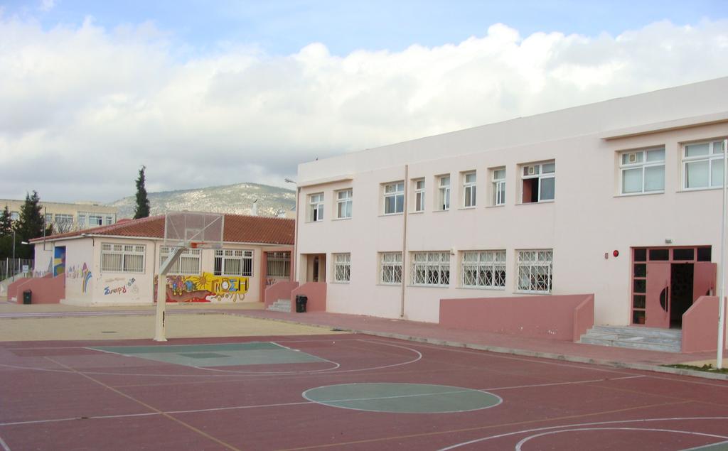 Présentation de notre école: Notre école se trouve à Acharnes, dans la banlieue nord-est d'athènes. Notre école est fondée en 2001.