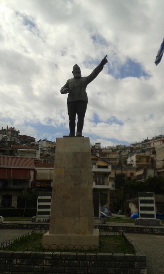 Δεύτερη αφήγηση τεχνούργημα Τοπικός προσδιορισμός: στην ομώνυμη πλατεία επί της περιφερειακής οδού της Άρτας.
