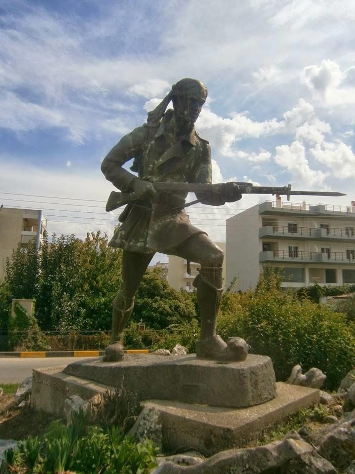 Δεύτερη αφήγηση τεχνούργημα Τοπικός προσδιορισμός: στη δυτική είσοδο της πόλης της Άρτας. Πάνω στη διαχωριστική νησίδα μεταξύ της περιφερειακής οδού και της οδού Αλ. Ζάρα.