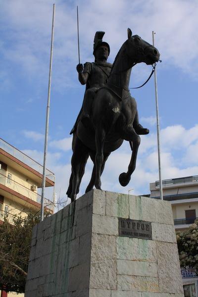 Στο Άργος, καθώς πολεμούσε με ένα νέο, η μητέρα του φοβούμενη για τη ζωή του παιδιού της, του έριξε ένα κεραμίδι στο κεφάλι. Ο Πύρρος έπεσε λιπόθυμος στο έδαφος.