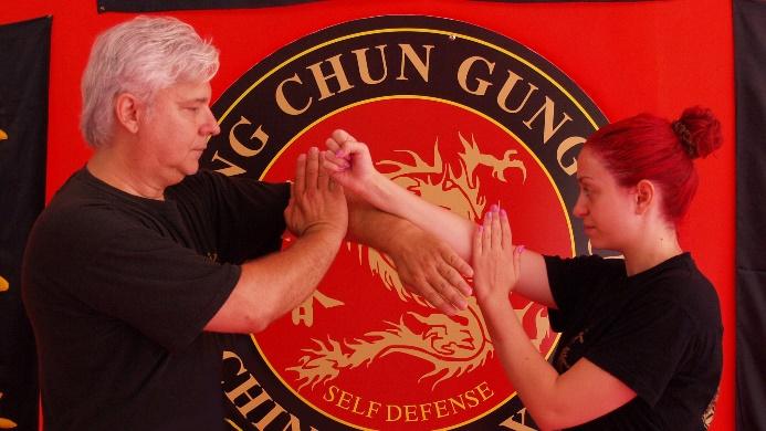 Ο Sifu Νίκος Αγαθόπουλος και η μαθήτρια του Ευαγγελία Διαμαντίδου σε εκτέλεση άσκησης Lap Sao. Από παράλληλη ουδέτερη θέση.