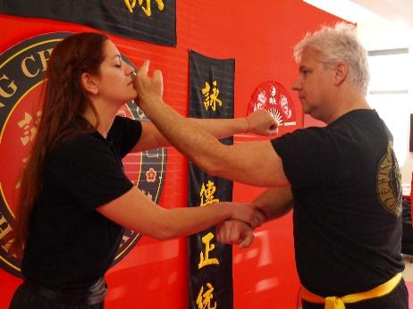 Αμέσως Back slash ή Back fist στα μάτια του Α Εικόνα 4.