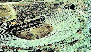 3. Ερείπια από την αρχαία Μίλητο, αποικία των Αθηναίων. Η πόλη καταστράφηκε τελείως από τους Πέρσες. Αργότερα όμως ξαναχτίστηκε.