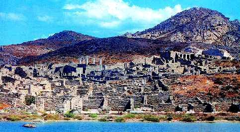 2. Ο αρχαιολογικός χώρος της Δήλου. Στο ναό του Απόλλωνα συγκεντρώνονταν οι αντιπρόσωποι των πόλεων. τη μάχη και νίκησαν. Οι Πέρσες υπέγραψαν ειρήνη (448 π.χ.), με την οποία οι ελληνικές πόλεις της Μικράς Ασίας εξασφάλισαν την ελευθερία τους.