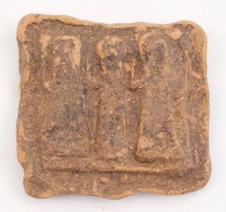 Αριστερά: Πήλινο Ανάθημα με ανάγλυφη διακόσμηση που χρονολογείται στα τέλη -4ου/ -3ος αι. Ανάθημα στον τάφο του Θρασυμήδη κατά την Ελληνιστική Περίοδο.