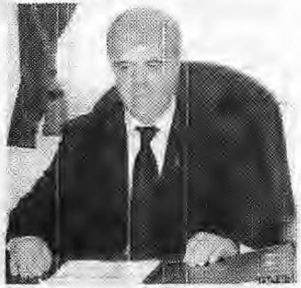 στο κεφάλι, στο πρόσωπο, ακόμη και μέσα στα μαγαζιά, ιδίως τα φαγάδικα που έχουν γύρο, ανοιχτό και κάθεται η σκόνη επάνω στο γύρο (το παράθυρο είναι ανοιχτό), κι έτσ ι τρώμε γύρο μυρωδάτο!