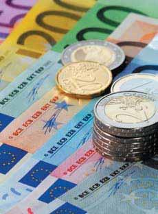 Valuta e vetme lehtëson tregëtinë, udhëtimin dhe blerjen në çdo vend të UE pa nevojën e ndërrimit të një valute në tjetrën.