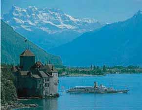 Ky liqen shtrihet midis Francës dhe Zvicrës, është i thellë 310 metra dhe përmban rreth 89 trilion litra ujë. Liqeni i Gjenevës në Alpet.
