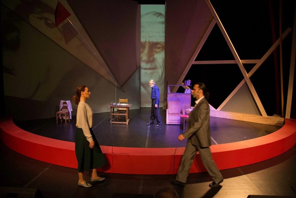«Πιστεύω ότι η πρόσφατη ιστορία μας είναι γεμάτη από συγκρούσεις και τραγωδίες που προσφέρουν υλικό για το θέατρο και είναι καλό να μας απασχολήσουν.
