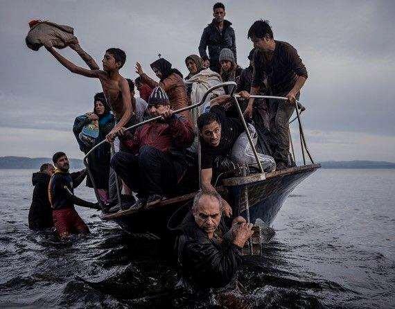 ΟΙ ΠΡΟΣΦΥΓΕΣ ΤΟΥ 2015 Από τις αρχές του 2015 σχεδόν ένα εκατομμύριο άνθρωποι έχουν περάσει από τις ακτές της Τουρκίας σε κάποιο από τα ελληνικά νησιά, προσπαθώντας να φτάσουν σε μια από τις πλούσιες