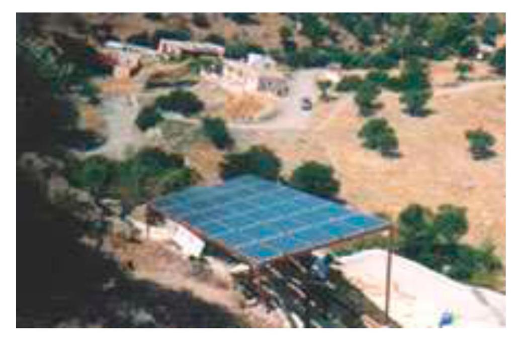 Σχήμα 3.11 Αυτόνομο σύστημα που ηλεκτροδοτεί τον παραδοσιακό τουριστικό Οικισμό 14 οικιών "Άσπρος Ποταμός", στο Μακρύ Γιαλό της Κρήτης.