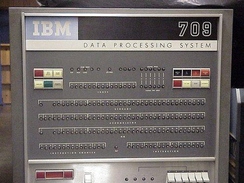 Εικόνα 1.2.6.2 IBM Data Processing System Ήδη είχε γίνει πρόοδος στον τρόπο που γίνετε το input των προγραμμάτων ή των δεδομένων με διάτρητες κάρτες ή διάτρητες ταινίες.