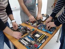 Τομείς στη Β τάξη & Ειδικότητες στη Γ τάξη: > Τομέας
