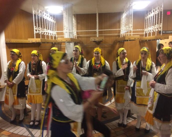 Στην αριστερή στήλη χορευτικά συγκροτήματα Θρακικών