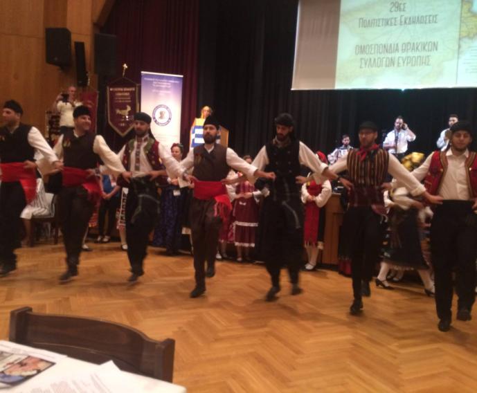 Δεξιά: Η δεύτερη μέρα των πολιτιστικών εκδηλώσεων που