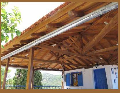 2.3 Φυσική ξυλεία (solid timber) Εικόνα 8 Ξύλινη πέργολα Ξυλεία από κωνοφόρα ή βελονοφόρα: χαρακτηρίζεται ως μαλακή ξυλεία (softwood).
